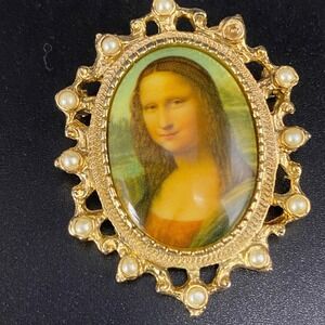 Sarah Coventry Mona Lisa Vintage 1970 Gold Tone Faux Pearl Brooch Pin READ